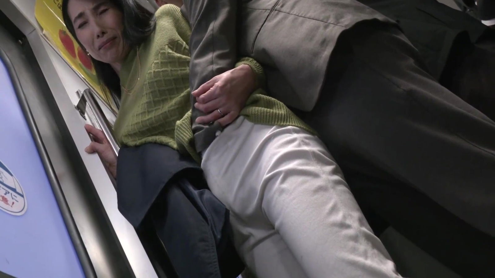 Makiko Tsurukawa 人妻痴漢電車～さわられた五十路母～　鶴川牧子