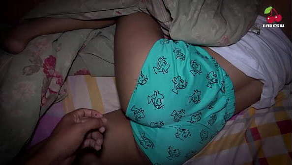 Entro habitacion prima para masturbarme frente ella termino cogiendo