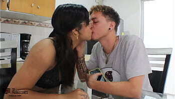 Le quito la tristeza a la puta de mi hermanastra con una buena follada PARTE 1