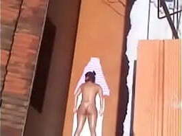 Sempre tomei sol peladinha em casa. Meu vizinho sabia disso e sempre ficava me espiando.