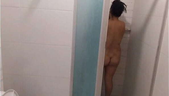 Esp&iacute_o prima esposa mientras ba&ntilde_a cuenta.