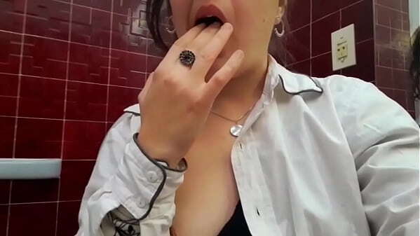 Vaya pezones tiene esta oficinista pillada ba&ntilde_o haciendo sexting