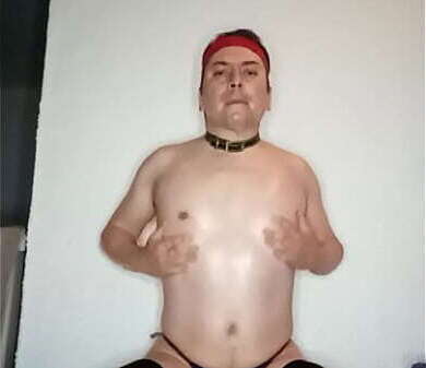 Jugando ricos dildos poni&eacute_ndome aceite cuerpo