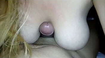 Mientras su Novio da banquetazo tomando y fumando con sus amigos... ella con sus enormes tetotas me exprime la verga !!!