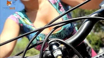 Enseno tetas paseo bicicleta dejo tanga sentada afuera super