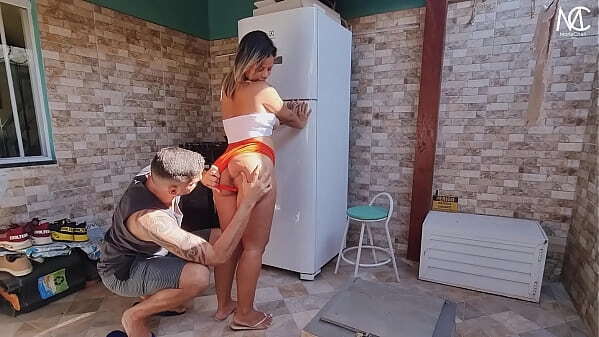 Vizinha safada fica arrumando &agrave_rea grande bunda para seduzir