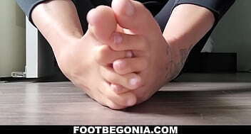 Nicely massaging my sexy wiggly toes for you-FOOTBEGONIA.COM