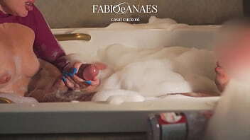 (Trecho) Sacanagem banheira minha esposa amigo dotad&atilde_o at&eacute_ gozar gostoso rostinho dela. Corno filmando tudo