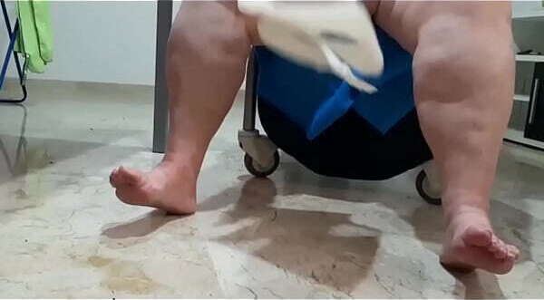 Coolmarina. Lleg&oacute_ cansada calle hago masaje huevos duros suelo