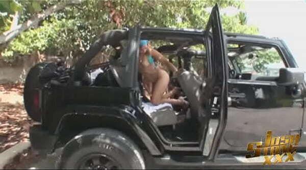 Booty Latina Anastaysha Benz Fucks Beach