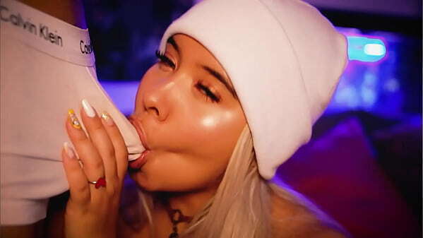 Horny blonde plays with young stepbrother'_s while still boxers