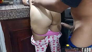 &iexcl_Dios m&iacute_o! Mi hermanastra realmente sabe c&oacute_mo tener un orgasmo sexo duro con mi rica hermanastra en la cocina