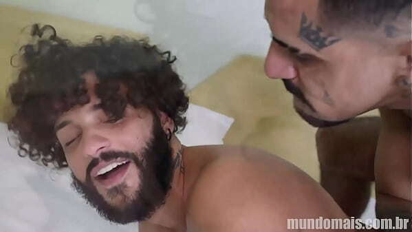 Casal estava brigado pazes v&atilde_o cama transar curtir.