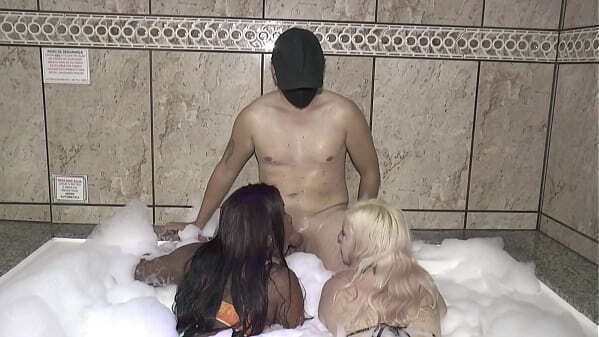 Sexo duas gostosas banheira