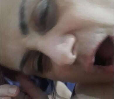 Coroa safada goza pela buceta. Enquanto corno marido fica olhando buceta dela pisca.