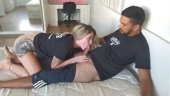 Loirinha estreiando porno, mostrando gosta mesmo chupar