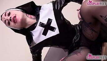 Horny tattoed Italian Denise takes pantyhose after getting horny, time talking Italian about feet hard them. Then spits toes while keeps dirty talk Italian