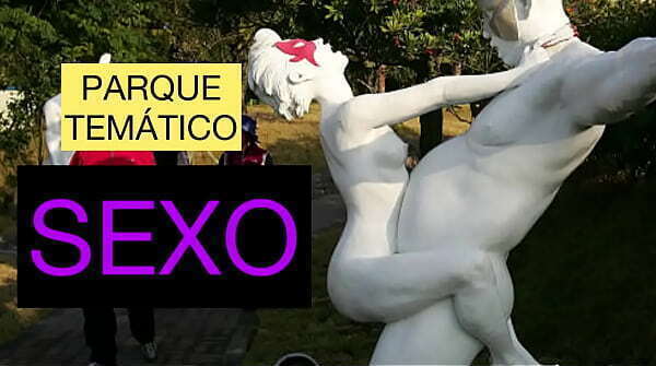 Parque tem&aacute_tico sobre SEXO. Esculturas d&atilde_o at&eacute_ TES&Atilde_O