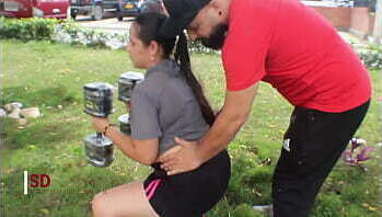 Soborno a mi hermanastra con una follada, a cambio de no decir que entra hombres al apartamento