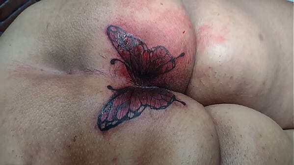 MARY BUTTERFLY refazendo tatuagem c&uacute_, marido ALEXANDRE como sempre filmou tudo mostrar voc&ecirc_s verem punhetarem....