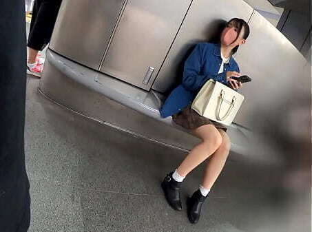 艶やかな長い黒髪の女性(二十代)が街を気ままに散策する Yちゃん＠渋谷【清楚系/黒髪/ポニテ/ミニスカ/生足/美脚】#パンチラ盗撮 #電車痴● #自宅侵入 #睡眠姦