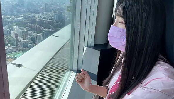 名門学校のお嬢様がお上品ナマ交尾。おじさんとのセックスを期待してTバックを履いてきちゃうドスケベちゃん。エチエチなJKのキツキツおマンコにおじさんが大興奮。