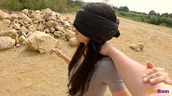 Blindes dummes M&auml_dchen &uuml_berredet