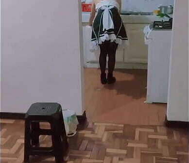 sirvienta inmigrante cogiendo para ganarse aumento sueldo, aprovechando patrona esta adolescente puta rica