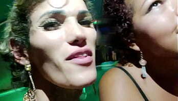 No meio da festa de swing o clima esquentou tanto entre *Grazy Sapeca * Perseu Dotado * Sabrina Prezotte* que ca&iacute_ram de boca na piroca enorme em frente a todos que estavam na festa