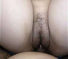 amante toca mientras respondo mensaje esposo