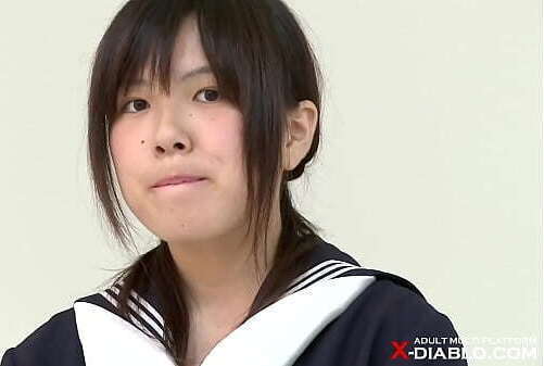 セーラー服での初々しい素人ヌード撮影会にカメラが潜入