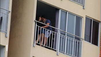 La perra de mi vecina esta muy cachonda y a la luz publica