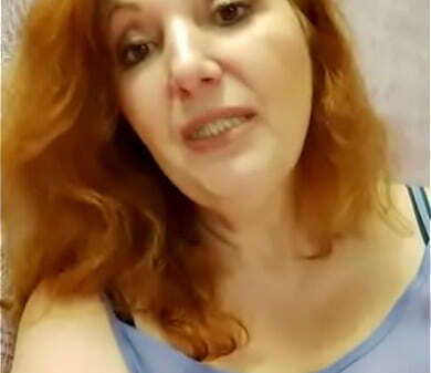 Рыжая дама голубой блузки