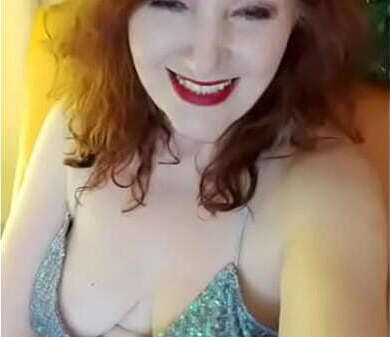 блистящей блузки показывает свои груди