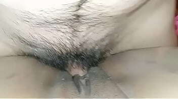 Le gusta el pene de su marido y su juguete es una Negra arrechs que le gusta tener orgasmo con su macho