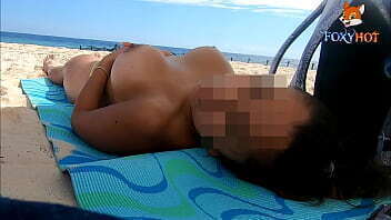 Exhibiendome poco playa, mostrando culo tanga tetas aire