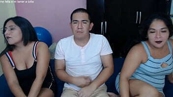 Trio caliente prima, chupe dedos pies, novio lleno semen cara comimos co&ntilde_o. instagram jsexycouple17