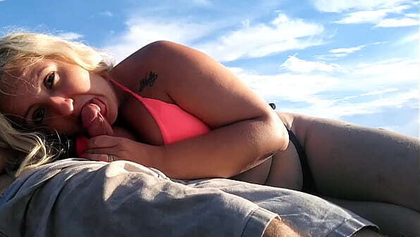 Esposa safada chupando frente todo mundo