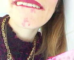 Vends-ta-culotte - Jeune fille sexy fait une pipe bien baveuse &agrave_ son gode-ventouse - Violette des &eacute_toiles