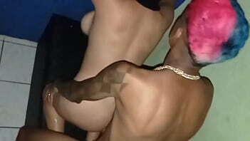 Corno resolve chamar novinho para comer gostosa esposa dele