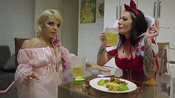 Cris Bathory princesa safada amiga Kyra doida arrombada jogando conversa fora COMPLETO