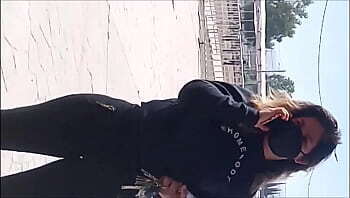 Nalgona haciendo llamada