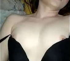 Девочка мастурбирует на камеру