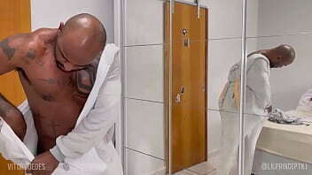 Padrasto neg&atilde_o tatuado vestiu coelho P&aacute_scoa meteu cenoura piroca enteado bareback