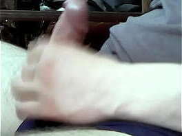 Парень дрочит смотря порно