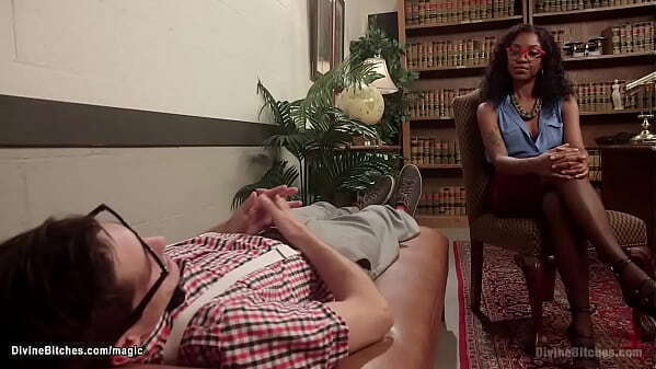 Ebony makes cuckold sucking