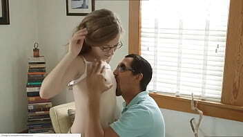 Девушка и парень целуются и раздеваются