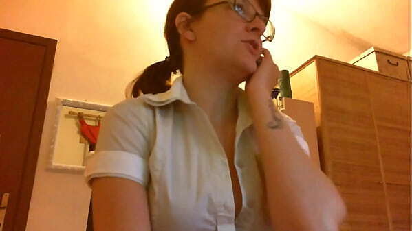 Piedini saporiti bella studentessa italiana aspetta godere