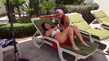 HERMANOS seducen a DESCONOCIDA de la piscina y la INVITAN a TOMAR a su CUARTO , 21 CM no podr&aacute_s creer como termino! (Completo en XVIDEOS RED)