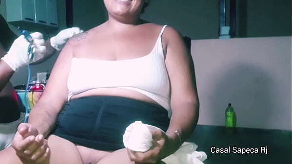 Grazy Sapeca fazendo tatuagem calcinha, mostrando toda para tatuador